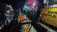 Kursi kayu dipasang di trotoar untuk tempat duduk pejalan kaki dan warga yang berwisata kuliner