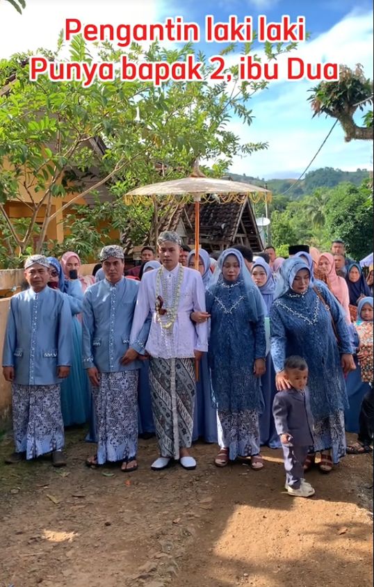 Pengantin pria ini diiringi oleh dua orang bapak dan dua ibu Pengantin pria ini diiringi oleh dua orang bapak dan dua ibu mendadak jadi atensi warganet di TikTok. Unggahan tersebut langsung viral.