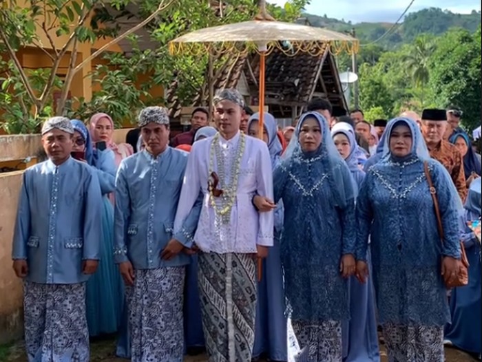 Pengantin pria ini diiringi oleh dua orang bapak dan dua ibu mendadak jadi atensi warganet di TikTok. Unggahan tersebut langsung viral.