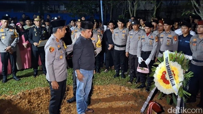 Penghormatan terakhir ayah Briptu Anumerta Farras Nabhan Athallah yang gugur saat ungkap kasus narkoba.