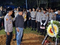 Penghormatan Terakhir Ayah untuk Briptu Farras, Keluarga Minta Usut Tuntas