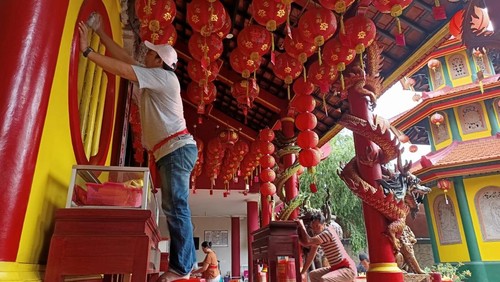 Pengurus Kongco Bio Vihara Dharma Cattra, Tabanan, Bali, mulai bersiap-siap untuk menyambut Hari Raya Imlek 2576 Kongzili. (Foto: Istimewa/Kongco Bio Vihara Dharma Cattra)