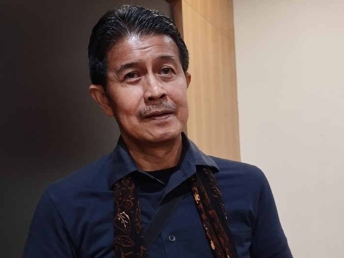 Penulis Iksaka Banu saat ditemui di kawasan TIM, Jakarta Pusat, pada Senin (20/1/2025).