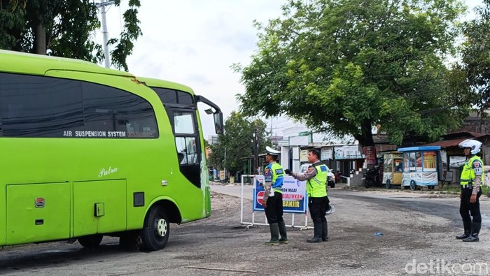 Penyekatan jalan di pertigaan Desa Mintreng II, Kebonagung, Demak, Rabu (22/1/2025).