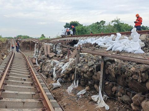 Perbaikan jalur rel kereta api yang kebanjiran dan tergerus air di Grobogan, Rabu (22/1/2025).