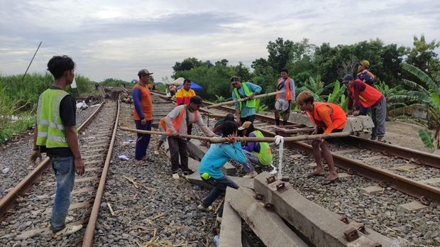 Perbaikan jalur rel kereta api yang kebanjiran dan tergerus air di Grobogan, Rabu (22/1/2025).