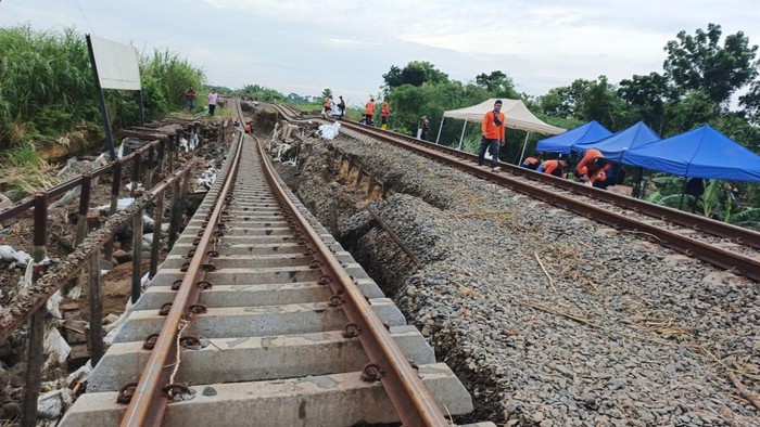 Perbaikan jalur rel kereta api yang kebanjiran dan tergerus air di Grobogan, Rabu (22/1/2025).