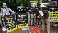Aksi tersebut untuk memperingati Hari Pejalan Kaki Nasional.  