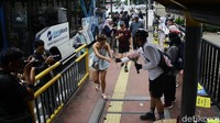 Para aktivis juga membagikan bunga kepada pejalan kaki.  