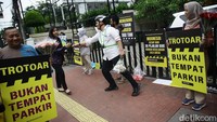 Aksi ini untuk mengenang sembilan pejalan kaki yang meninggal akibat tertabrak mobil di lokasi tersebut, 13 tahun lalu.  
