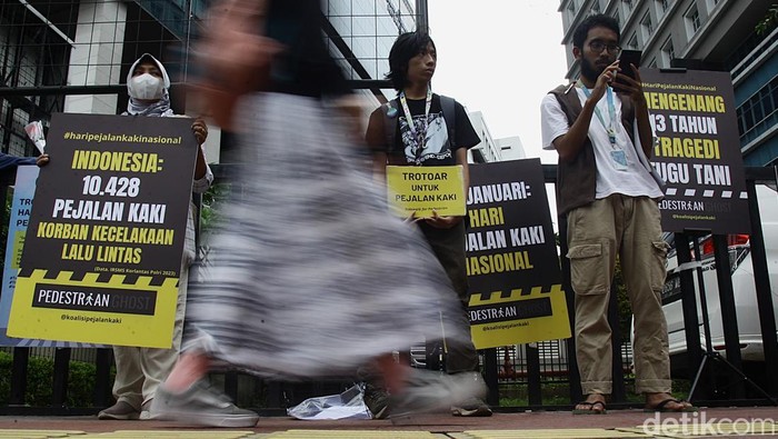 Peringatan 13 Tahun Kecelakaan Maut di Halte Tugu Tani Aktivis dari Koalisi Pejalan Kaki melakukan aksi tabur bunga dan membagikan bunga di kawasan Tugu Tani, Jakarta, Rabu (22/1/2025). Aksi tersebut untuk memperingati Hari Pejalan Kaki Nasional serta untuk mengenang sembilan pejalan kaki yang meninggal akibat tertabrak mobil di lokasi tersebut, 13 tahun lalu.