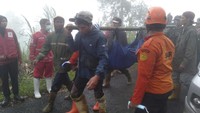 Lokasi kejadiannya terbilang curam dan masih rawan longsor. Jalan menuju lokasi juga tertutup longsor yang berbeda. Kondisi saat siang pun hujan dan berkabut. Hingga malam ini belum diketahui secara pasti berapa jumlah rumah atau tempat yang terkena longsor. (BNPB via AP)