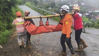 Hingga malam penemuan korban tewas terus bertambah hingga mencapai 17 orang pada Selasa (21/1) siang. Rata-rata korban merupakan warga setempat. (BNPB via AP)