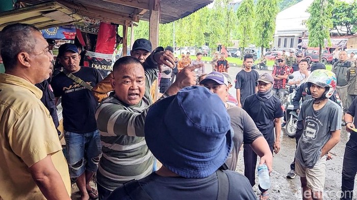 Petugas gabungan melakukan eksekusi lahan seluas 1 hektar lebih di Kampung Cangehgar Kelurahan Palabuhanratu, Kecamatan Palabuhanratu, Kabupaten Sukabumi.