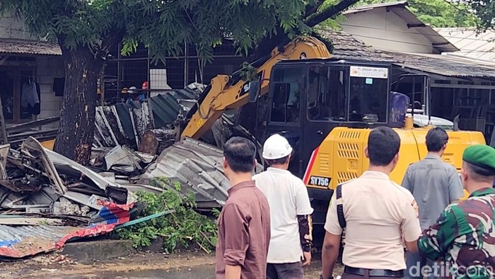 Petugas gabungan melakukan eksekusi lahan seluas 1 hektar lebih di Kampung Cangehgar Kelurahan Palabuhanratu, Kecamatan Palabuhanratu, Kabupaten Sukabumi.