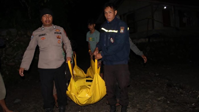 Petugas kepolisian saat membawa jasad korban. (Foto: dok Polres Samosir).