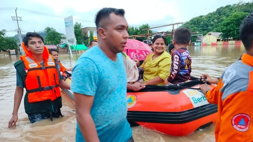 Petugas mengevakuasi warga yang terdampak banjir di Kabupaten Bima, NTB, Rabu (22/1/2025). (Foto: Dok. BPBD Bima)