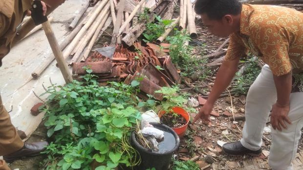 Petugas Puskesmas Manonjaya turun ke lapangan memeriksa lokasi tempat munculnya penyakit misterius massal