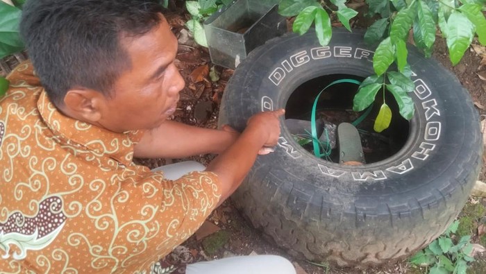 Petugas Puskesmas Manonjaya turun ke lapangan memeriksa lokasi tempat munculnya penyakit misterius massal