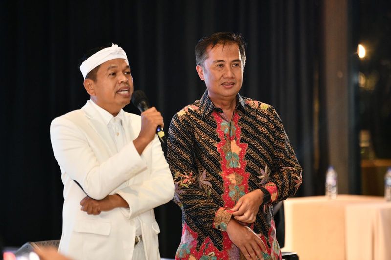 Pj Gubernur Jabar Bey Machmudin Menghadiri Gala Dinner Kolaborasi Pembangunan di Jawa Barat Menuju Indonesia Emas 2045 bersama Gubernur Terpilih Dedi Mulyadi di Hutan Kota by Plataran, Jakarta, Selasa (21/01/2025).