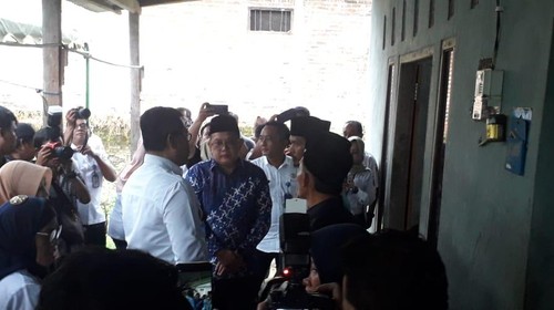 Pj Gubernur Jatim Adhy Karyono di rumah duka korban longsor Bali asal Magetan