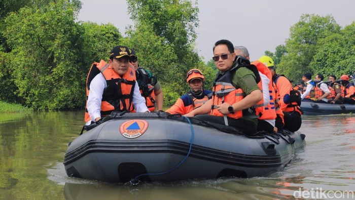 Pj Gubernur Jatim Adhy Karyono (kanan) bersama Plt Bupati Sidoarjo Subandi meninjau pembersihan eceng gondok.