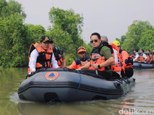 PJ Adhy Karyono Tinjau Pembersihan Eceng Gondok Penyebab Banjir Sidoarjo