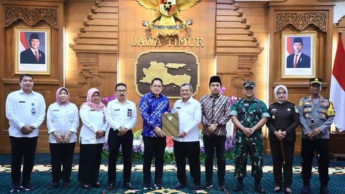Pj Gubernur Jatim Adhy Karyono serahkan SK perpanjangan Pj Bupati Sampang.