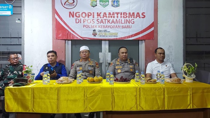 Polda Metro Jaya memberikan imbauan kamtibmas kepada masyarakat di Kebayoran Baru, Jakarta Selatan.