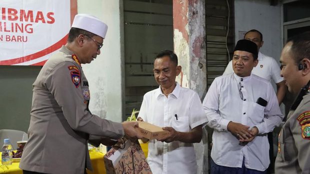 Polda Metro Jaya memberikan pesan-pesan kamtibmas melalui 'Ngopi Kamtibmas' di Kebayoran Baru, Jakarta Selatan.