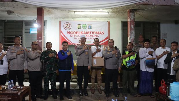 Polda Metro Jaya memberikan pesan-pesan kamtibmas melalui 'Ngopi Kamtibmas' di Kebayoran Baru, Jakarta Selatan.