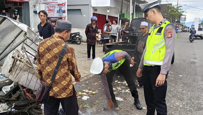 Polisi melakukan olah TKP di tempat kejadian bocah 10 tahun jadi korban tabrak lari di Pagar Alam