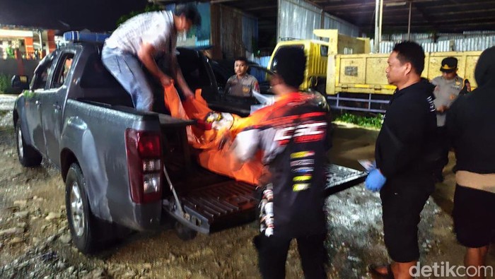 Polisi mengevakuasi penemuan mayat di penginapan Sorong menuju Rumah Sakit Sele Be Solu.