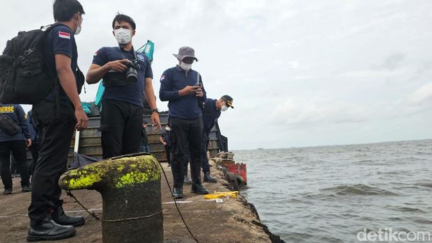 Polisi olah TKP kasus pensiunan TNI Brigjen (Purn) Hendrawan Ostevan yang tewas di perairan Marunda, Jakarta Timur, Rabu (21/1/2025). Olah TKP dilakukan untuk mengukur kecepatan mobil Hendrawan Ostevan sebelum tercerbur ke laut.
