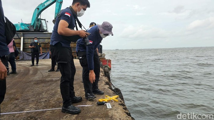 Polisi olah TKP kasus pensiunan TNI Brigjen (Purn) Hendrawan Ostevan yang tewas di perairan Marunda, Jakarta Timur, Rabu (21/1/2025). Olah TKP dilakukan untuk mengukur kecepatan mobil Hendrawan Ostevan sebelum tercerbur ke laut.