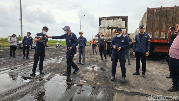 Polisi olah TKP kasus pensiunan TNI Brigjen (Purn) Hendrawan Ostevan yang tewas di perairan Marunda, Jakarta Timur, Rabu (21/1/2025). Olah TKP dilakukan untuk mengukur kecepatan mobil Hendrawan Ostevan sebelum tercerbur ke laut.