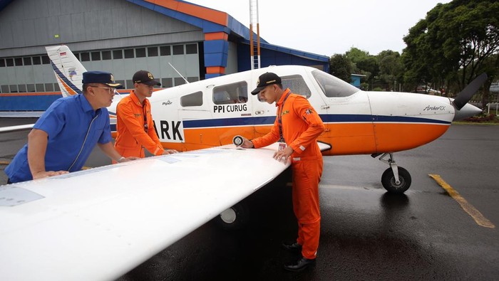 Dua Taruna mengecek oli mesin pesawat latih sebelum latihan terbang di sekolah penerbang Politeknik Penerbangan Indonesia (PPI) Curug, Kabupaten Tangerang, Banten, Selasa (21/1/2025). PPI Curug merupakan salah satu sekolah calon penerbang atau pilot milik pemerintah Indonesia yang berdiri sejak tahun 1952. ANTARA FOTO/Muhammad Iqbal/rwa.