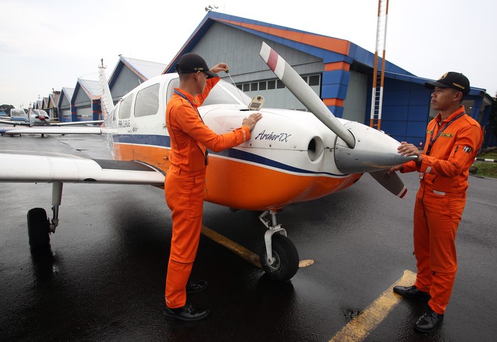 Dua Taruna mengecek oli mesin pesawat latih sebelum latihan terbang di sekolah penerbang Politeknik Penerbangan Indonesia (PPI) Curug, Kabupaten Tangerang, Banten, Selasa (21/1/2025). PPI Curug merupakan salah satu sekolah calon penerbang atau pilot 