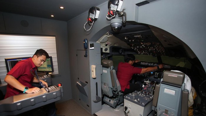 Dua Taruna mengecek oli mesin pesawat latih sebelum latihan terbang di sekolah penerbang Politeknik Penerbangan Indonesia (PPI) Curug, Kabupaten Tangerang, Banten, Selasa (21/1/2025). PPI Curug merupakan salah satu sekolah calon penerbang atau pilot milik pemerintah Indonesia yang berdiri sejak tahun 1952. ANTARA FOTO/Muhammad Iqbal/rwa.