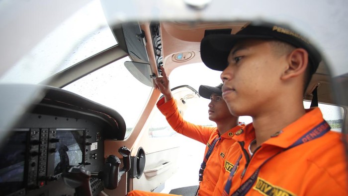 Dua Taruna mengecek oli mesin pesawat latih sebelum latihan terbang di sekolah penerbang Politeknik Penerbangan Indonesia (PPI) Curug, Kabupaten Tangerang, Banten, Selasa (21/1/2025). PPI Curug merupakan salah satu sekolah calon penerbang atau pilot milik pemerintah Indonesia yang berdiri sejak tahun 1952. ANTARA FOTO/Muhammad Iqbal/rwa.