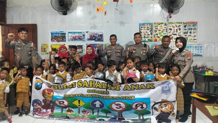 Polres Pelabuhan Tanjung Perak Surabaya saat progra Polisi Sahabat Anak
