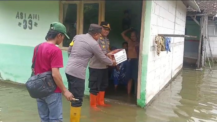 Polsek Kalitudu salurkan sembako ke warga yang tergenang banjir