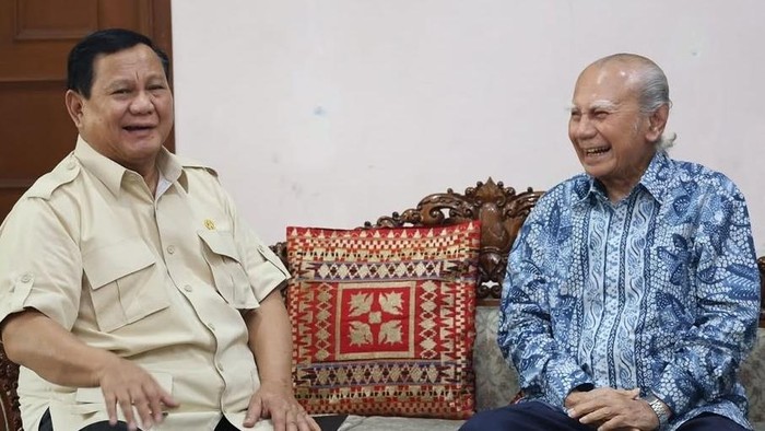 Presiden Prabowo Subianto menyambangi kediaman ekonom senior Emil Salim pagi tadi. Prabowo meminta maaf ke Emil Salim baru bisa berkunjung saat ini. (IG @prabowo)