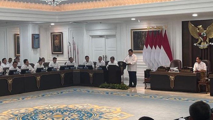 Presiden Prabowo Subianto pimpin rapat kabinet 100 hari kerja