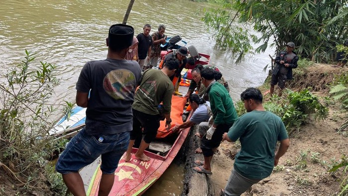 Proses evakuasi korban. (Dok Polres Inhu)