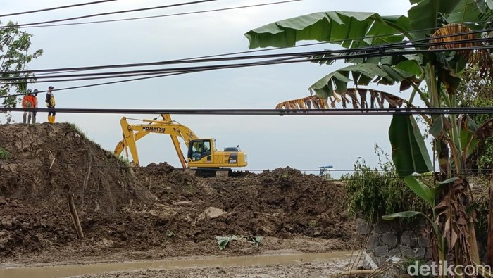 Proses penambalan tanggul jebol Sungai Tuntang di Desa Kebonagung, Kecamatan Kebonagung, Demak, Rabu (22/1/2025).