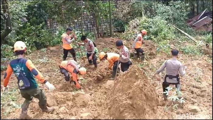 Proses pencarian korban longsor di Desa Kasimpar, Kecamatan Petungkriyono, Kabupaten Pekalongan, Rabu (22/1/2025) siang.