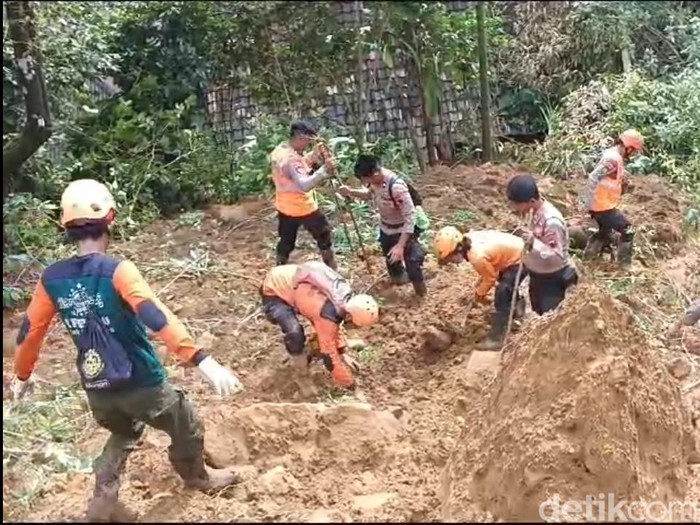 Proses pencarian korban longsor di Desa Kasimpar, Kecamatan Petungkriyono, Kabupaten Pekalongan, Rabu (22/1/2025) siang.