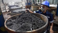 Pekerja memeriksa kondisi biji timah sebelum dilakukan proses konsentrasi timah (mineral dressing). 