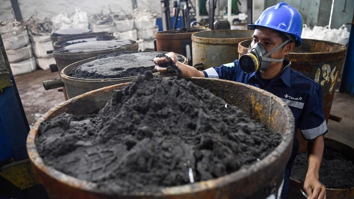 Pekerja melakukan proses konsentrasi timah (mineral dressing) di Pusat Pengolahan Bijih Timah (PPBT) PT Timah Tbk di Bangka Barat, Kepulauan Bangka Belitung, Senin (20/1/2025). Proses peningkatan kadar bijih timah tersebut dilakukan untuk mendapatkan produk akhir berupa logam timah berkualitas dengan kadar Sn yang tinggi dengan kandungan pengotor (impurities) rendah. ANTARA FOTO/Nova Wahyudi/Spt.